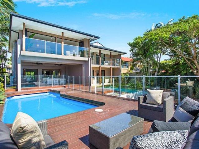 WATERFRONT PROPERTY 5 BEDROOMS 4 BATHROOMS