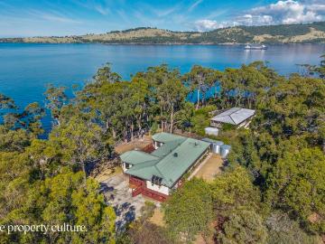 House for sale in Eggs and Bacon Bay - Garden