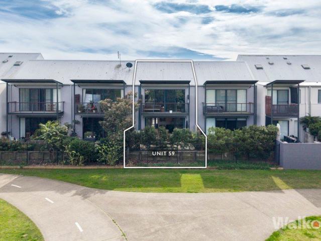 Waterfront reserve townhouse, 300m stroll to local shops