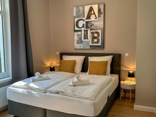 Waterfront residence: canal view, parking, terrace & garden, Oldenburg Amsterdam Apartments for Rent