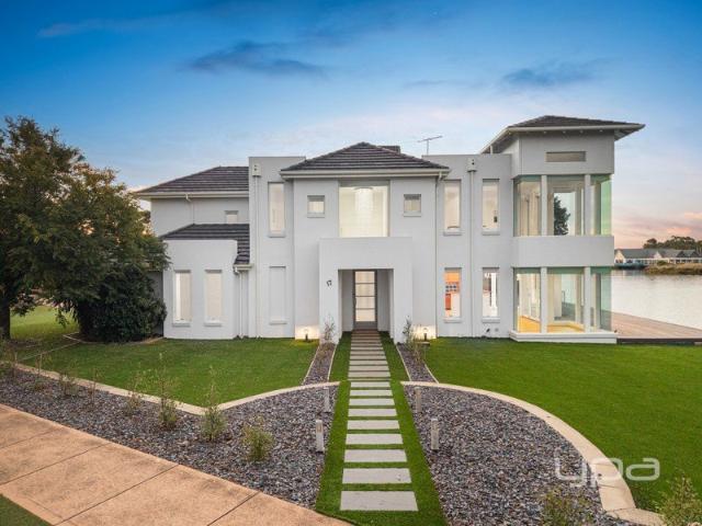 WATERFRONT RESIDENCE ON 1095m2 LAND!