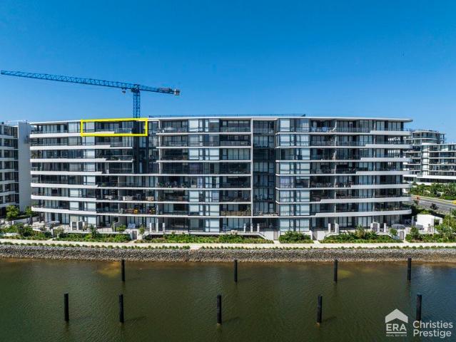 Waterfront Skyhome Newly Completed One of Hope Island's Largest Apartments 200m2