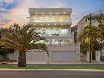Waterfront Splendour and Exceptional Space for Five Star Family Living