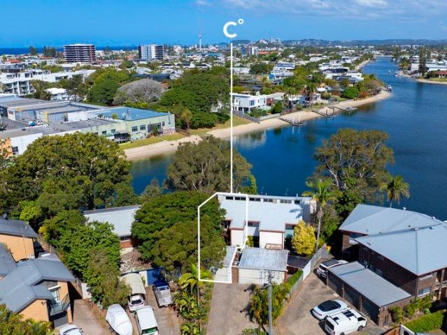 Waterfront Townhouse with Lifestyle, Location & Convenience at your Finger Tips!