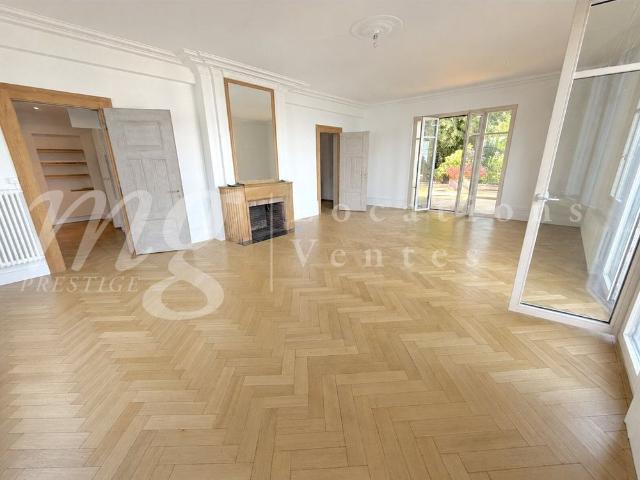 WATERFRONT VERY NICE RENOVATED HOUSE WITH LARGE TERRACE LAKE VIEW, PONTOON AND BOAT SPACE