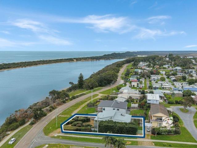 WATERFRONT VIEWS & COASTAL LIVING ON THE SNOWY RIVER
