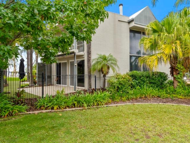 Waterfront Villa Living on Lake Mulwala