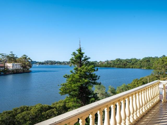 Waterfront with breathtaking views over Oyster Bay