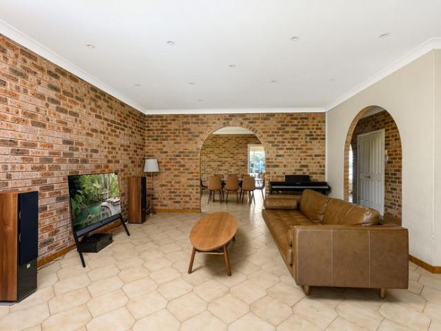 Waterfront with breathtaking views over Oyster Bay