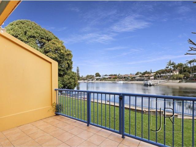 Waterfront 2 Storey Villa, Close to Pacific Fair