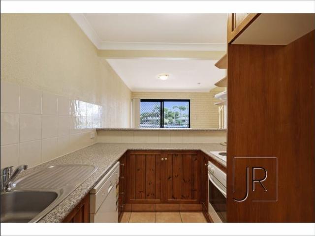 Waterfront 2 Storey Villa, Close to Pacific Fair