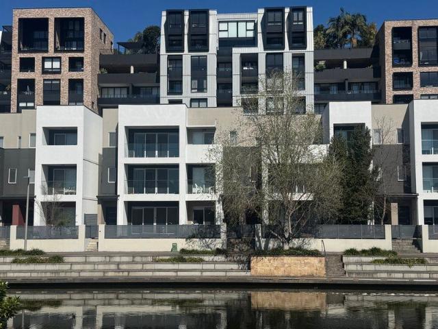 Waterfront/Facing Canal 4 Bedrooms,4 Toilets,3 Bathrooms,2 living areas in Penrith Thornton Estate
