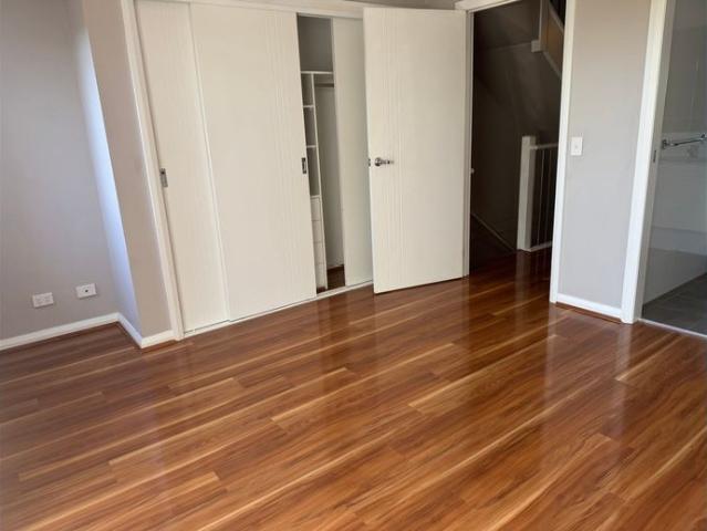 Waterfront/Facing Canal 4 Bedrooms,4 Toilets,3 Bathrooms,2 living areas in Penrith Thornton Estate