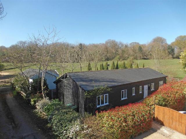 Waterhouse Lane 4 bed detached bungalow to rent £4,000 pcm £923 pw