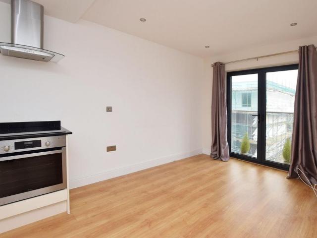 Waterhouse Street, HP1, Hemel. 1 bed flat to rent £1,050 pcm £242 pw