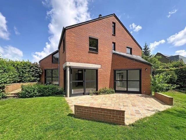 WATERLOO: VILLA – SOUTH FACING GARDEN – DOUBLE GARAGE