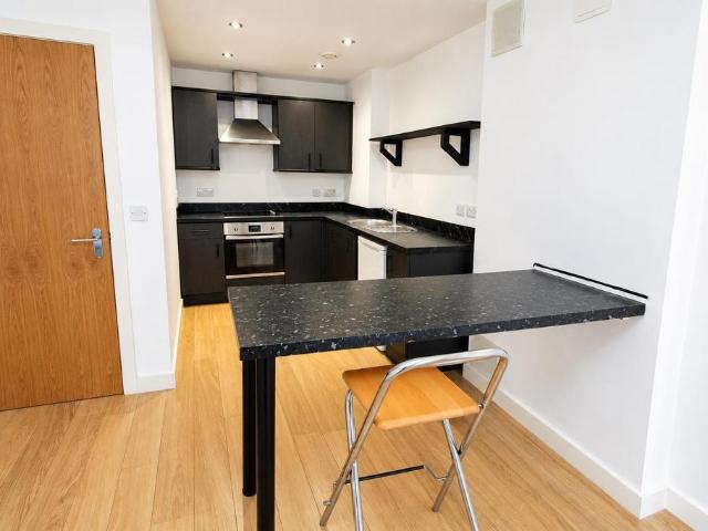 Waterloo Court, Leeds, LS10 2 bed flat to rent £900 pcm £208 pw