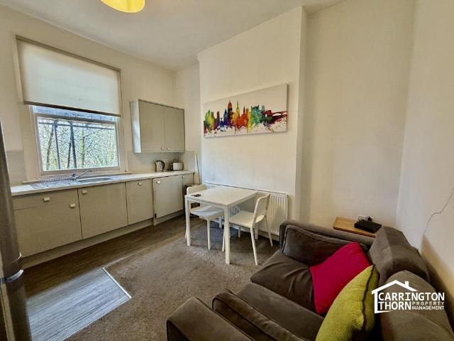 Waterloo Crescent, Nottingham, NG7 4AX 2 bed flat to rent £950 pcm £219 pw