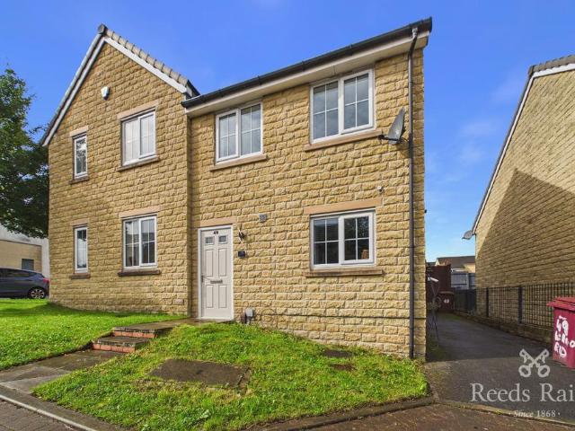 Waterloo Road, Lancashire BB11 3 bed semi detached house to rent £950 pcm £219 pw