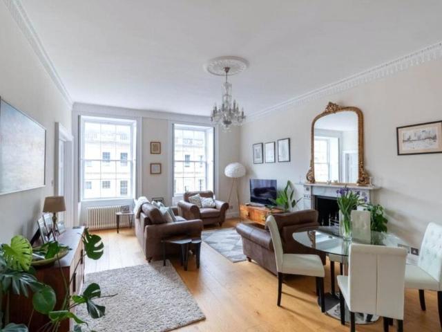 Waterloo Road, London, SE1 2 bed apartment to rent £3,500 pcm £808 pw