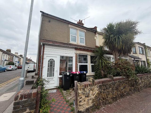 Waterloo Road, Shoeburyness SS3, 2 bed semi detached house to rent, £1,350 pcm | PrimeLocation