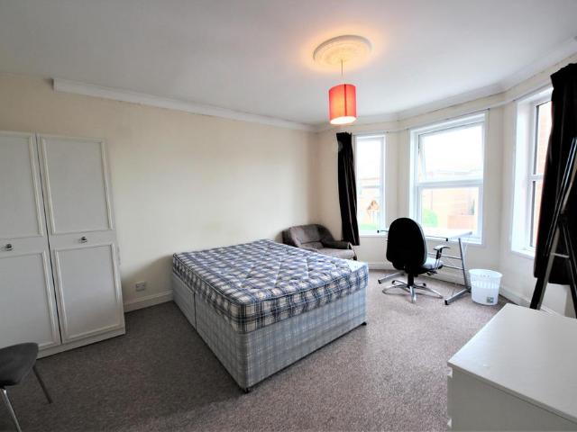 Waterloo Road, Winton, Bournemouth 4 bed detached house to rent £2,000 pcm £462 pw