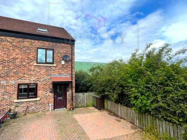 Waterpark View, Kinsley, Pontefract, West Yorkshire WF9, 3 bed town house to rent, £950 pcm | PrimeLocation