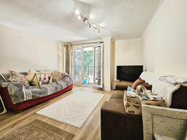 Waters Drive, Staines upon Thames. 2 bed apartment to rent £1,700 pcm £392 pw