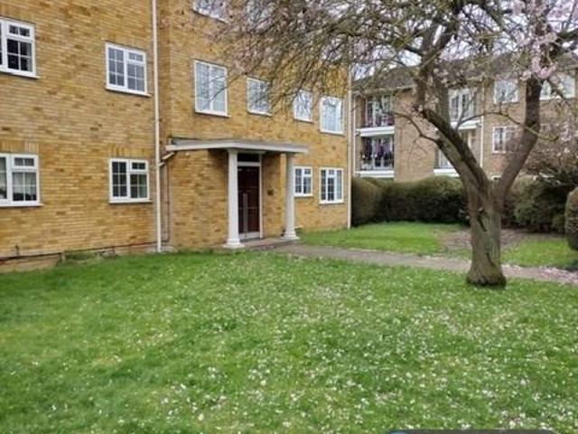 Waters Drive, Staines Upon Thames, TW18 2 bed flat to rent £1,700 pcm £392 pw