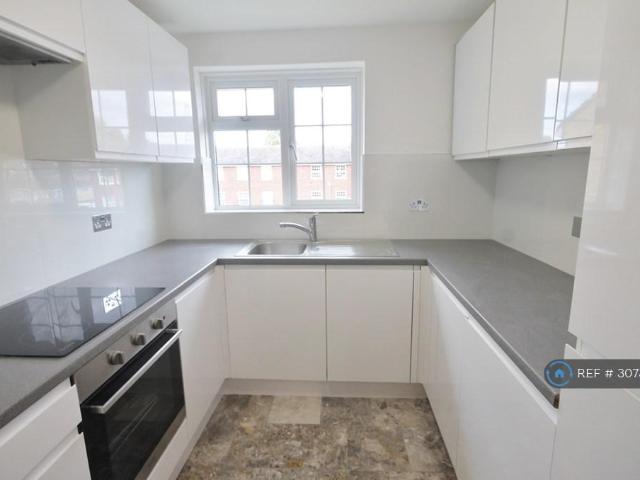 Waters Drive, Staines Upon Thames, TW18 2 bed flat to rent £1,650 pcm £381 pw