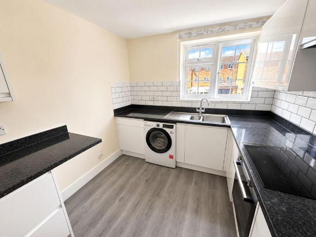 Waters Drive, Staines upon Thames, TW18 3 bed apartment to rent £1,650 pcm £381 pw