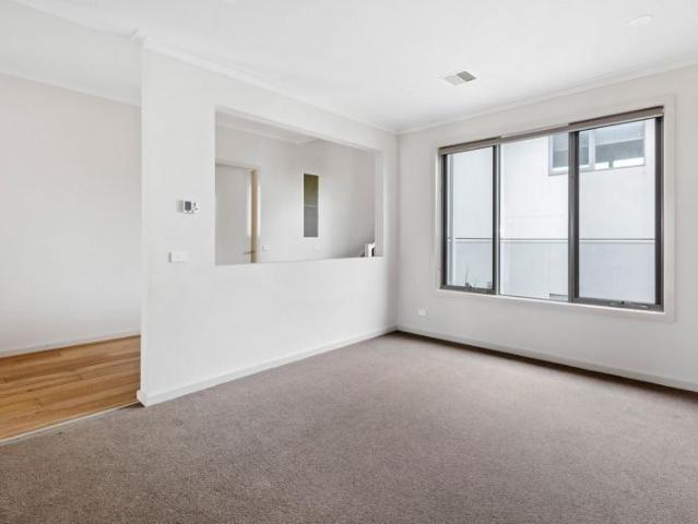 Waterside 5 Bedroom Paradise with Berth
