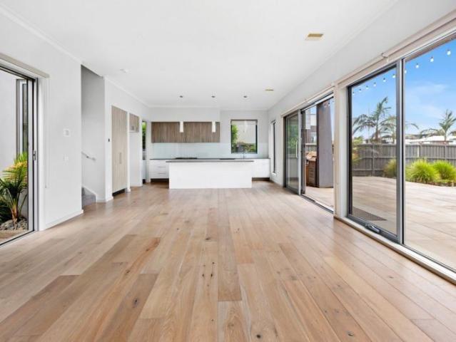 Waterside 5 Bedroom Paradise with Berth