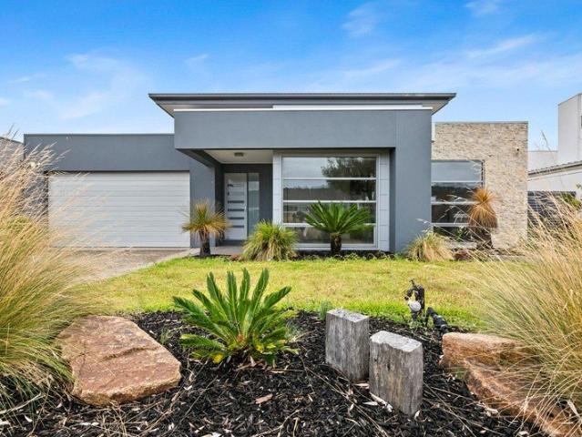 Waterside 5 Bedroom Paradise with Berth