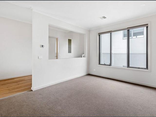 Waterside 5 Bedroom Paradise with Berth