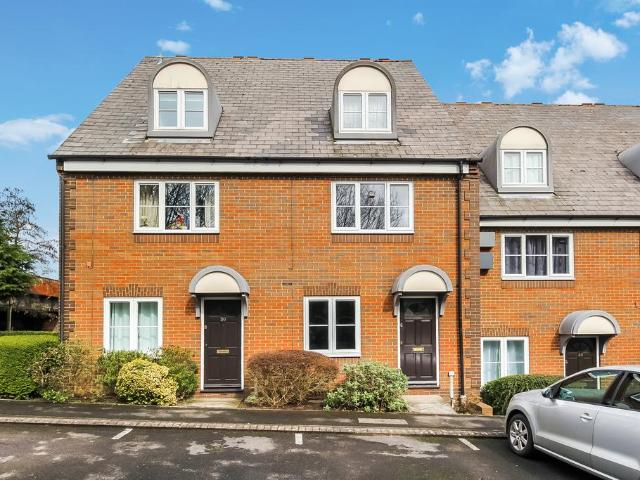 Waterside Court, Alton, Hampshire, GU34 1 bed apartment to rent £1,000 pcm £231 pw