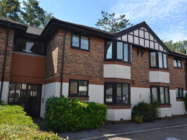 Waterside Court, Fleet GU51, 2 bed flat to rent, £1,250 pcm | PrimeLocation