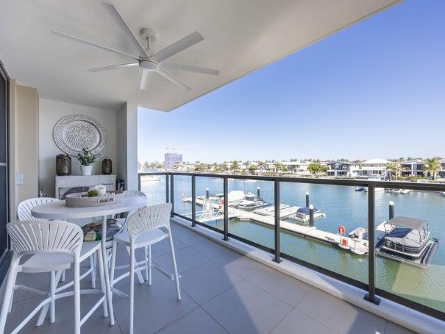 WATERSIDE APARTMENT WITH MARINA BERTH IN SOUGHT AFTER WATERVILLE COMPLEX