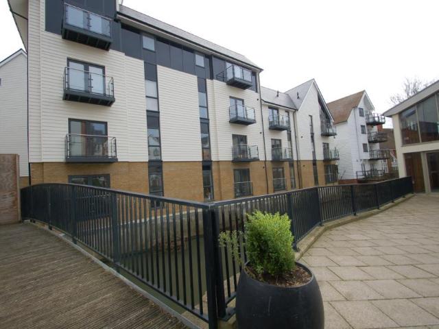 Waterside Apartments, Stour Street. 2 bed apartment to rent £1,450 pcm £335 pw