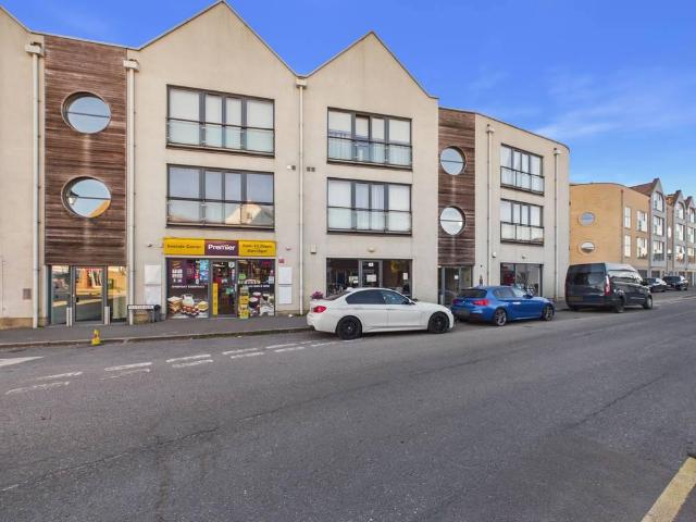Waterside, Brightlingsea, Colchester. 2 bed apartment to rent £1,250 pcm £288 pw