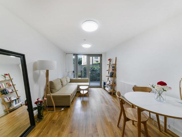 Waterside Heights, Royal Docks. 1 bed apartment to rent £1,800 pcm £415 pw