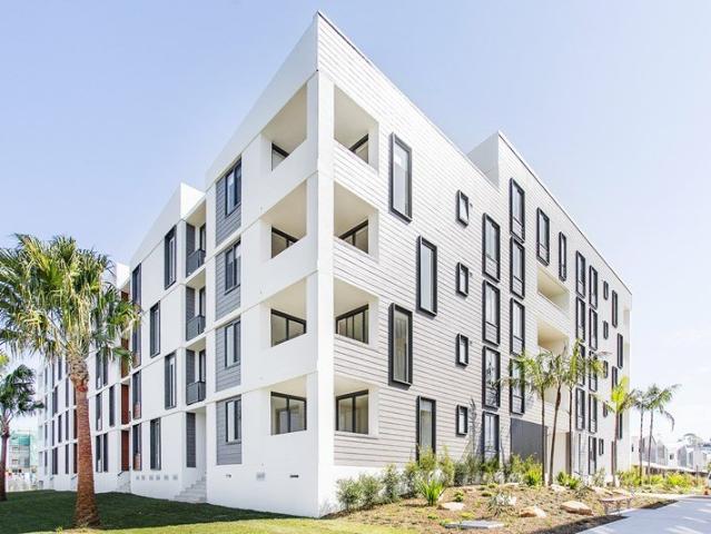 Waterside living with flexible space