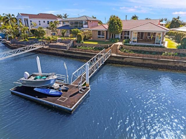 Waterside Wonder: Expansive Family Living and Embrace the Sunshine Coast Dream