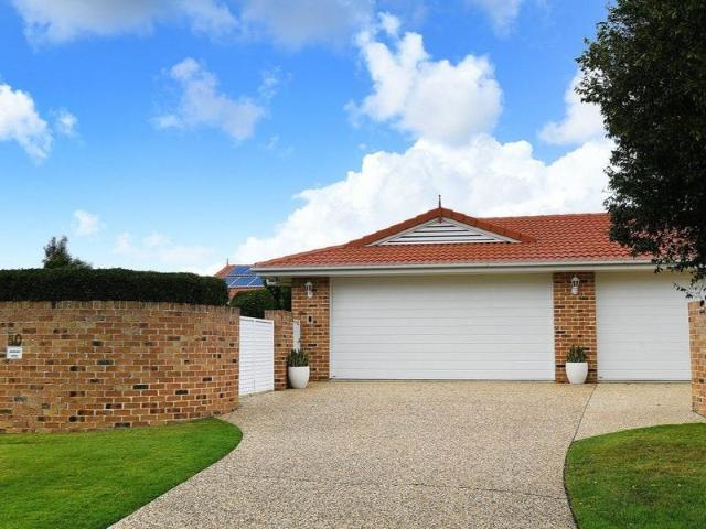 Waterside Wonder: Expansive Family Living and Embrace the Sunshine Coast Dream
