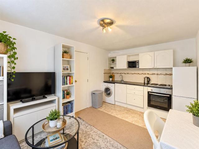 Waterside, Uxbridge UB8, 1 bed flat to rent, £1,200 pcm | PrimeLocation