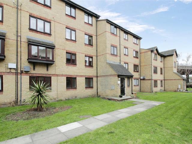 Waterville Drive, Vange, Basildon. 2 bed apartment to rent £1,350 pcm £312 pw