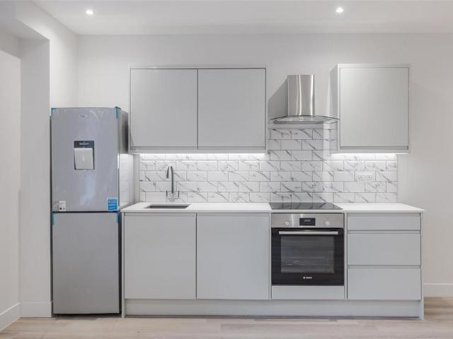 Waterwood House, 4 Frayswater Place. Studio to rent £1,300 pcm £300 pw
