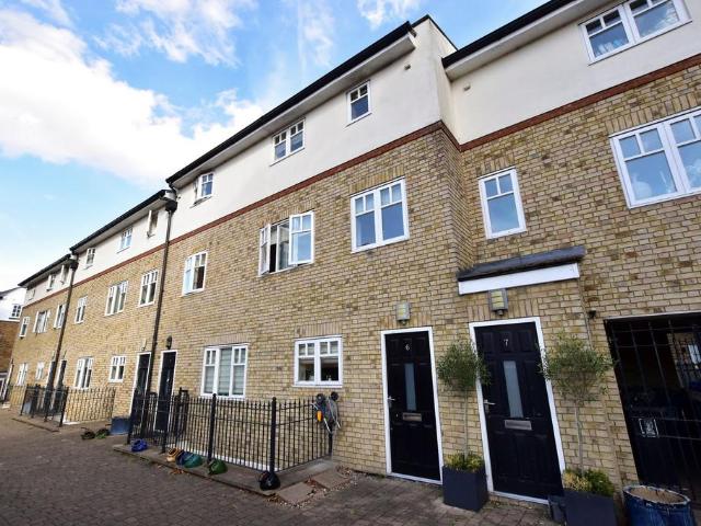 Watford Field Road, Field Gate Mews. 2 bed flat to rent £1,825 pcm £421 pw