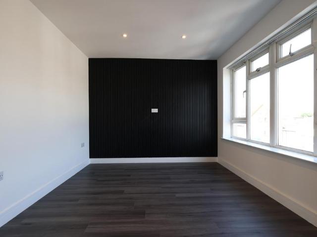 Watford, Hertfordshire WD18 2 bed flat to rent £1,575 pcm £363 pw