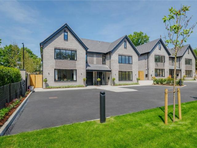 Watford Road, Radlett, Hertfordshire. 5 bed semi detached house to rent £8,500 pcm £1,962 pw